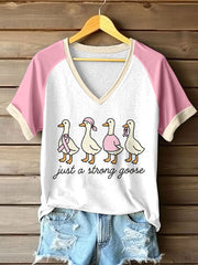 Camiseta de cuello en V con estampado "Just A Strong Goose" para mujer